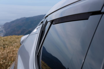 シルバーのSUV車