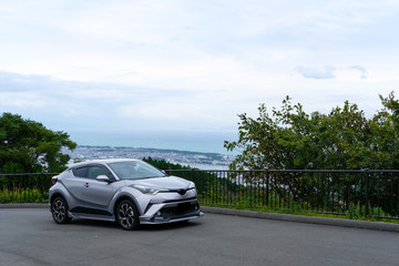 シルバーのSUV車