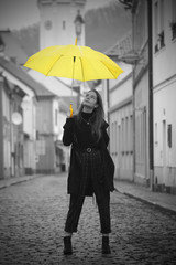 Obraz premium girl with a yellow umbrella
