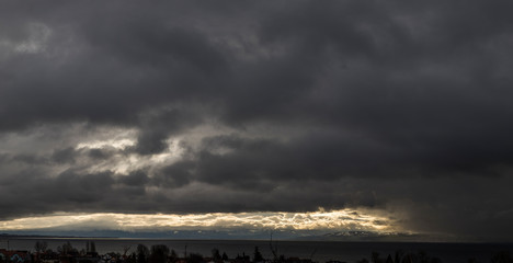 Dichte Sturmwolken über dem Land