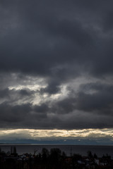 Fototapeta premium Dichte Wolken über dem Land
