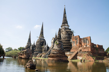Obraz premium Wat Phra Sri Sanphet at Ayutthaya Historical Park Thailand during flood
