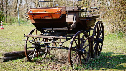 Alter Wagen im Feld