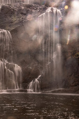 Sonnenstrahlen vor Wasserfall