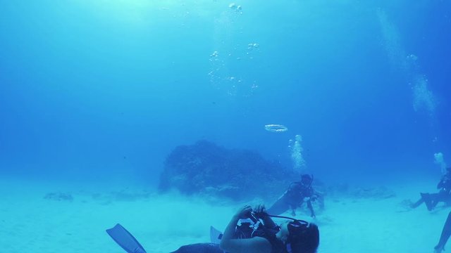 サイパン　マニャガハ島　水中映像　バブルリングを作るダイバー