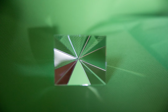 Blick in ein Pyramidenprisma