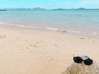 サングラスと海3
