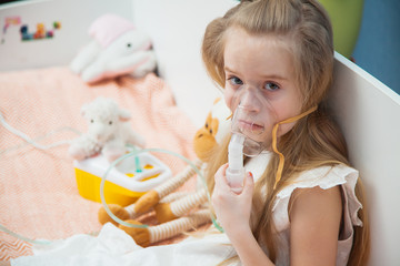 Obraz na płótnie Canvas Cute little girl breathe inhaler