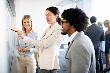 Obraz premium Business people working discussing as a team at the office