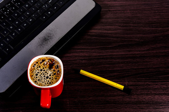 Work for home, computer, solve coffee Red paka yellow on a wooden floor New technology