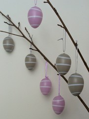 Ramo di albero di Pasqua con appeso uova colorate