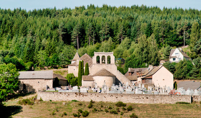 Église et cimetière de Sainte-Colombe-de-Peyre, France