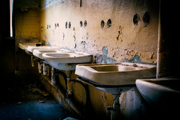 Łazienka w opuszczonym budynku - obrazy, fototapety, plakaty