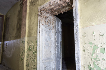 Stare zniszczone spalone drzwi