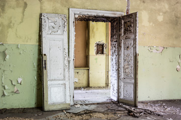 Stare zniszczone spalone drzwi