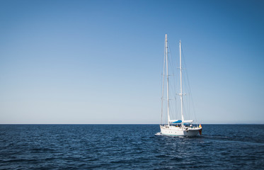 weisser Zweimaster Segelboot auf offener See Meer unter blauem Himmel