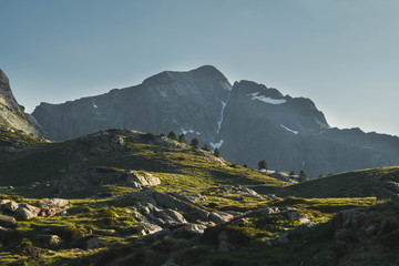 Montaña en atardecer con verde paraíso