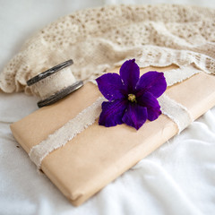 Geschenk mit Blume