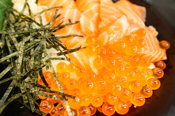 美味しそうなサーモンとイクラの海鮮丼の写真