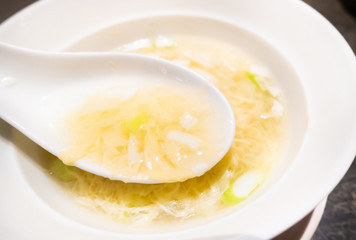 Obraz na płótnie Canvas 美味しそうな中華スープの写真