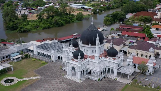 4k Aerial Footage reveal shot of Masjid Zahir Mosque in Alor Setar Kedah revealing Kedah River