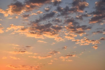 Розовое небо с облаками