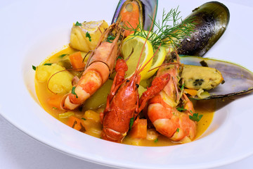 Fischsuppe mit Meeresfrüchten