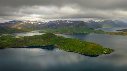 Luftaufnahme einer norwegischen Fjordlandschaft bei magischen Licht