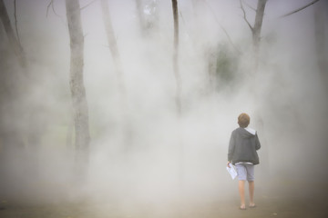 Fototapeta na wymiar enfant perdu dans la brume