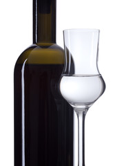ein Glas Grappa und eine Flasche close up