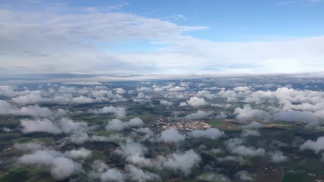 Flug über Wolkenlandschaft, die Welt von oben