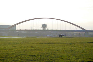Wasserturm und Brücke über den Rhein in Duisburg Hochfeld