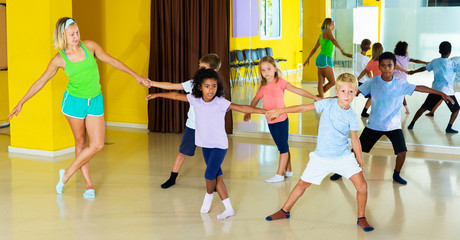 Tweenagers learning to dance boogie-woogie