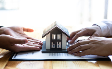 Real estate broker has given the house to customers who bought the house with insurance,...