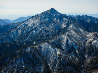 御在所岳から雪をかぶった鎌ヶ岳への稜線を歩く