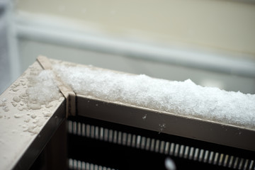 ベランダの手すり・積もった雪・アップ