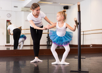 Obraz na płótnie Canvas Trainer teaching little ballerina