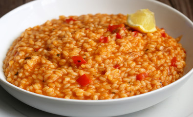 Risotto di pesce con pezzi di peperone. Molto saporito cremoso e leggero.