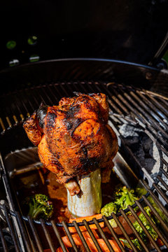 Huhn auf der Bierdose im Kohlegrill gegrillt