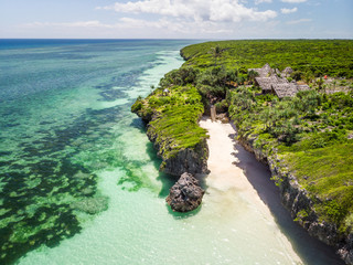 Plage secrète cachée par une formation rocheuse à Zanzibar