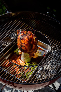 Barbecue with grilled chicken on the Weber Huhn auf der Bierdose im Kohlegrill gegrillt