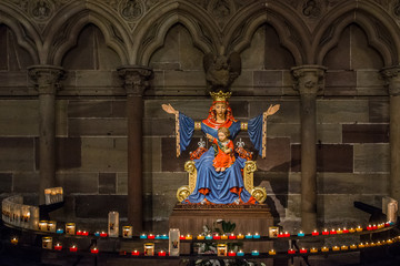 Fototapeta na wymiar Notre-Dame de Strasbourg