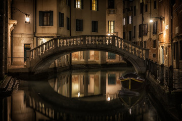 Fototapeta na wymiar Houses along the canal and the bridge in Venice in night