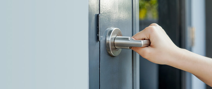  Hold The Handle To Open The Door By Hand.