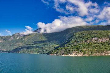 Fototapeta na wymiar Ufer eines Fjords in Norwegen