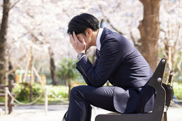 心配事で悩む日本人男性ビジネスマン