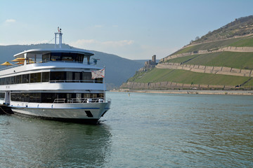 passagierschiff auf dem rhein bei bingen