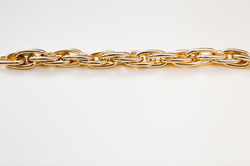 Obraz premium masywny złoty pleciony łańcuch bransoletka na białym tle w izolacji miejsce kopiowania miejsca tekstu