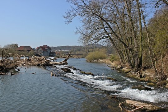 Das Wehr in der Eder bei Wolfershausen mit M&uuml;hle