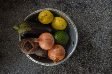verduras higienizadas sobre mesada de granito con iluminacion natural de ventana